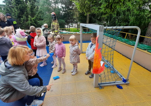 Dziecko pokonuje tor przeszkód.