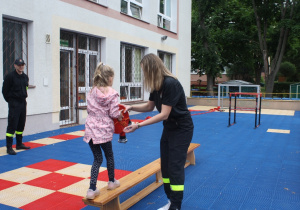 Dzieci pokonują tor przeszkód.
