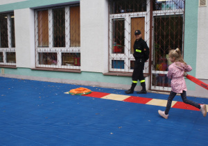 Dzieci pokonują tor przeszkód.
