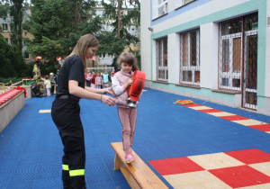 Dzieci pokonują tor przeszkód.