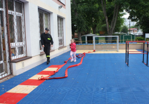 Dzieci pokonują tor przeszkód.