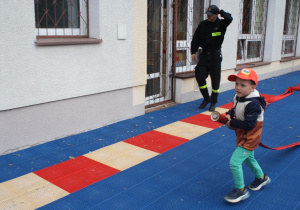Dzieci pokonują tor przeszkód.