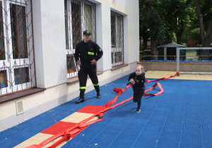 Dzieci pokonują tor przeszkód.
