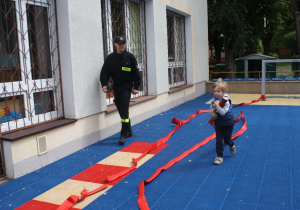 Dzieci pokonują tor przeszkód.