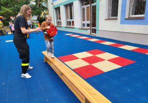 Dziecko pokonuje tor przeszkód.
