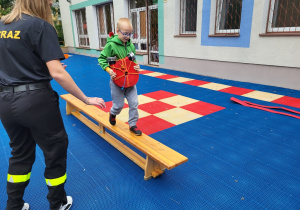 Dziecko pokonuje tor przeszkód.