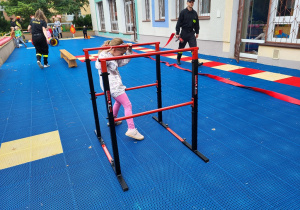 Dziecko pokonuje tor przeszkód.