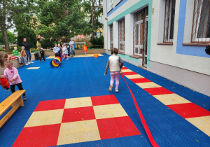 Dziecko pokonuje tor przeszkód.