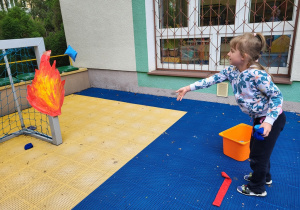 Dziecko pokonuje tor przeszkód.