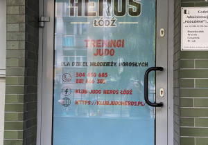 Drzwi wejściowe do Klubu Sportowego Heros.