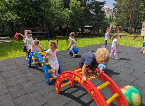 Dzieci przechodzą po mostkach z drabinkami.