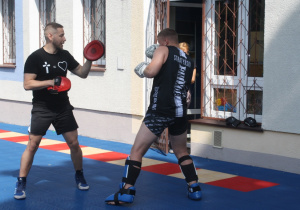 Trenerzy prezentują mini sparing.