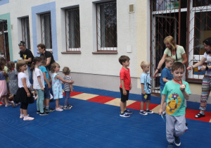 Dzieci otrzymują medale za udział w zajęciach na basenie.