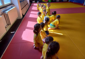 Dzieci uczestniczą w treningu judo.