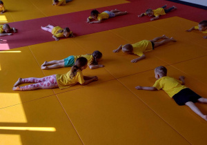 Dzieci uczestniczą w treningu judo.