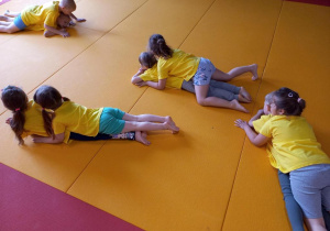 Dzieci uczestniczą w treningu judo.