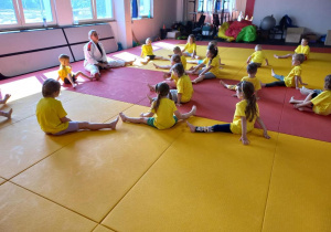 Dzieci uczestniczą w treningu judo.