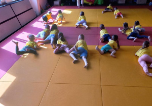 Dzieci uczestniczą w treningu judo.