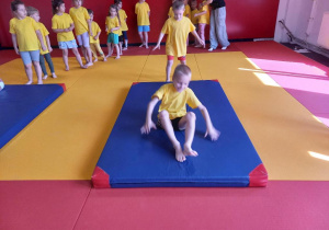 Dzieci uczestniczą w treningu judo.