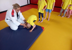 Dzieci uczestniczą w treningu judo.