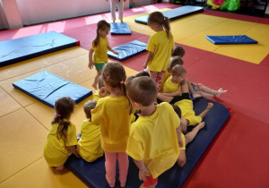 Dzieci uczestniczą w treningu judo.