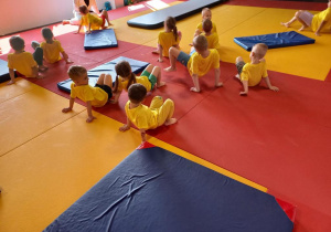 Dzieci uczestniczą w treningu judo.