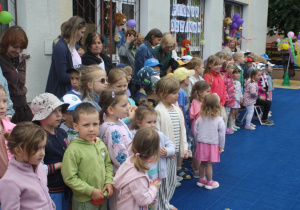 Dzieci prezentują piosenkę i wierszyki dla rodziców.