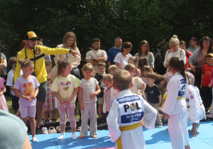 Pokazy na macie reprezentantów Klubu Sportowego Beta Judo.