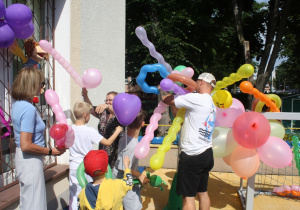 Punkt z kolorowymi balonami.