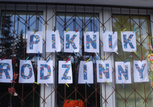 Napis piknik rodzinny.