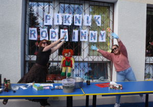 Nauczycielki prezentują napis Piknik Rodzinny.