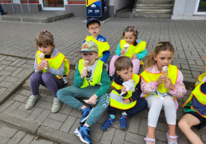 Dzieci jedzą lody.