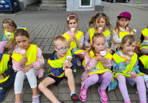 Dzieci jedzą lody.