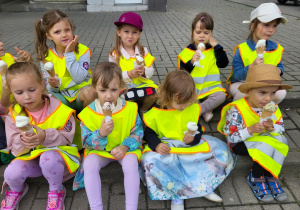 Dzieci jedzą lody.