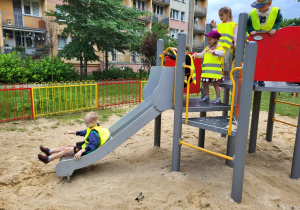 Dzieci bawią się na placu zabaw.