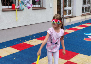 Dzieci rozbijają piniatę.