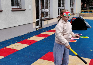 Dzieci rozbijają piniatę.