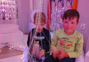 Dzieci w sali Snoezelen.