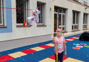 Dzieci rozbijają piniatę.