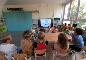 Dzieci oglądają film o kropce.