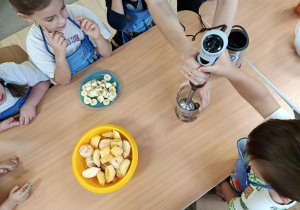 Pani i dziecko używają ręcznego miksera