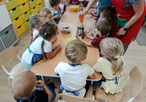 Pani i dzieci używają blendera