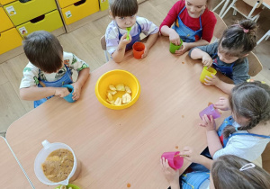 Dzieci jedzą wykonany koktajl