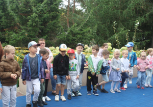 Dzieci śpiewają piosenkę.