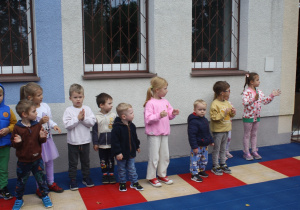 Dzieci śpiewają piosenkę.