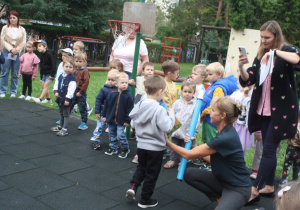 Pani Dyrektor pasuje maluchy na przedszkolaki.