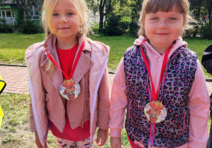 Dzieci pozują z medalami.