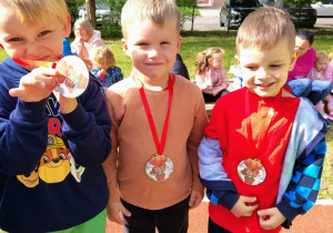 Dzieci pozują z medalami.