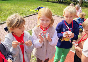 Dzieci pozują z medalami.