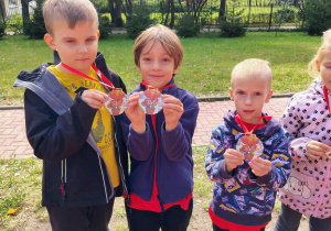 Dzieci pozują z medalami.
